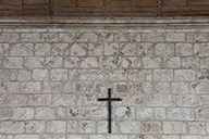 Peinture murale : quadrillage losangé peint et croix sur le mur en face du porche d'entrée.