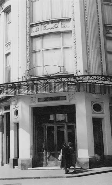 Magasin Ratti, entrée principale à l'angle de la rue Gambetta.- Photographie ancienne, 1953. (Archives privées de la famille Ratti, Cherbourg-Octeville).