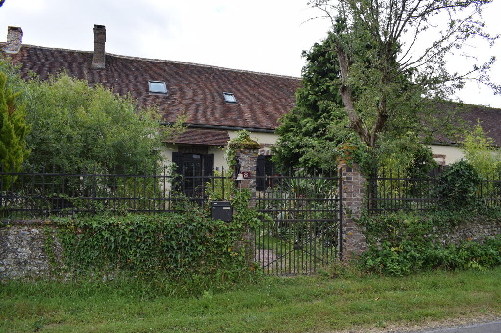 La Marsolière : muret, grille et portail d’accès à la ferme à cour fermée.