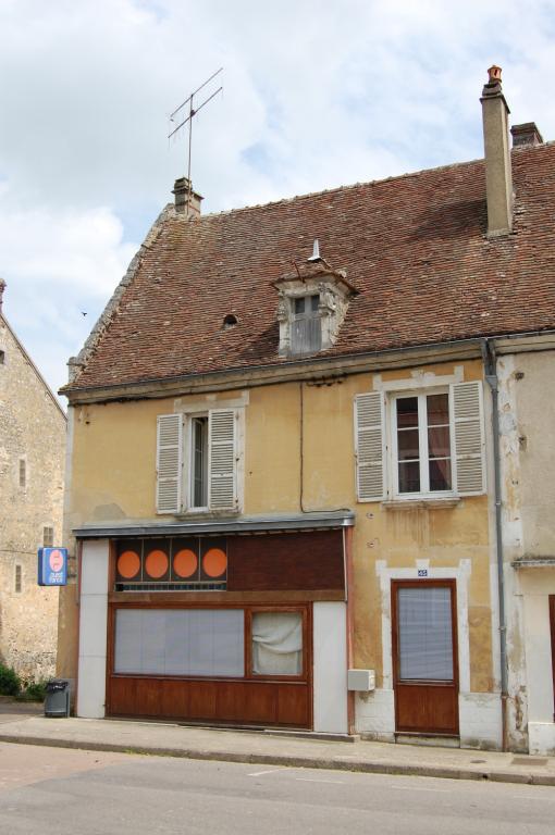 Le Bourg, 45, rue de Catinat, maison à boutique (sélectionnée).