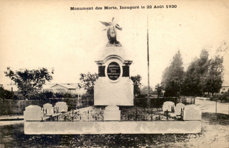 Monument des Morts, Inauguré le 22 août 1920.- Carte postale, édition Liot, s.d. [vers 1920]. (collection particulière).