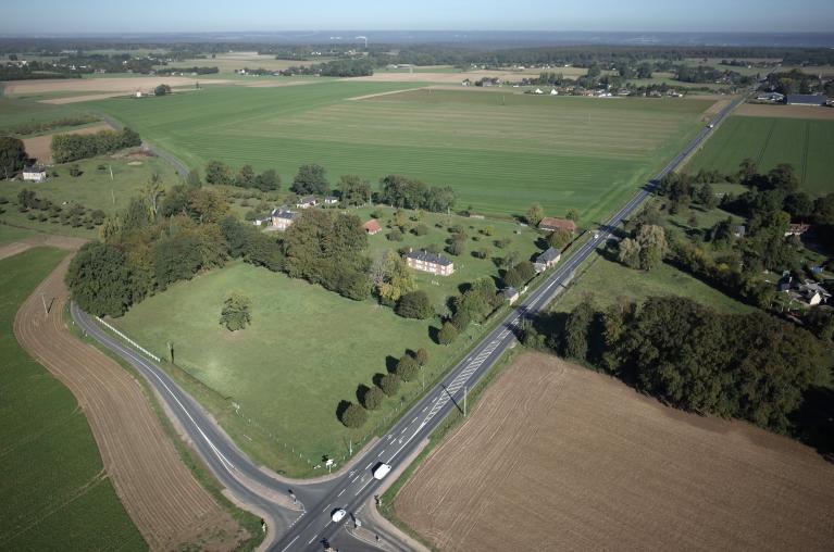 Vue aérienne par cerf-volant : croisement entre la route départementale 313 et la route de Hauville au niveau du hameau de la mare Guérard.