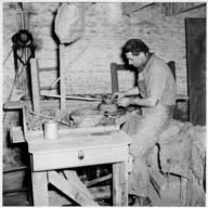 Ouvrier réalisant une poterie au tour.- Photographie ancienne, 1956