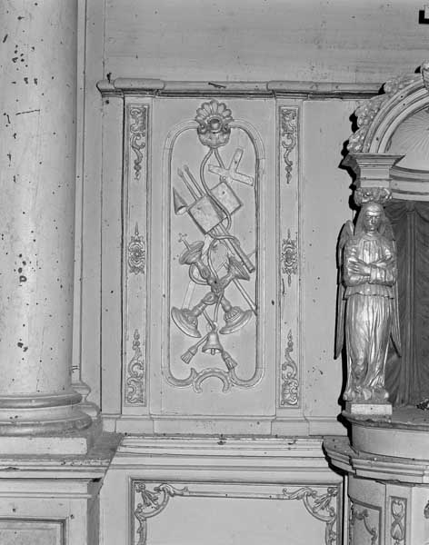 2 bas-reliefs : trophées liturgiques