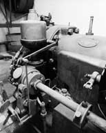 Détail : partie de mécanisme et plaque d'identification du moteur (Etablissements Duvant, Valenciennes - France).