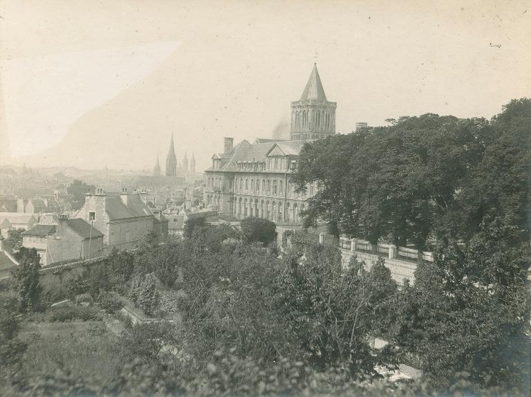 Vue sud-orientale de l'Hôtel-Dieu depuis le parc.- Photographie ancienne, épreuve sur papier, 2e moitié XIXème siècle. (Archives diocésaines de Bayeux-Lisieux).