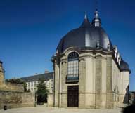 église de jésuites, puis école centrale du département, puis bibliothèque municipale d'Alençon, actuellement médiathèque Aveline