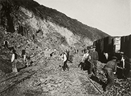 Aménagement de la carrière, construction d'une voie ferrée.- Photographie ancienne, s.d. [vers 1915]. (Collection particulière).