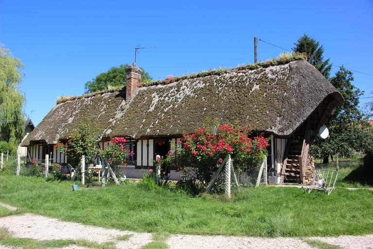 Les longères ou chaumières en pan de bois de Honguemare-Guenouville