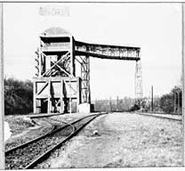 Siège de Saint-André : Passerelle d'arrivée, station de chargement rive gauche, silo, situé sur Bully.- Photographie ancienne, 1962 (?).