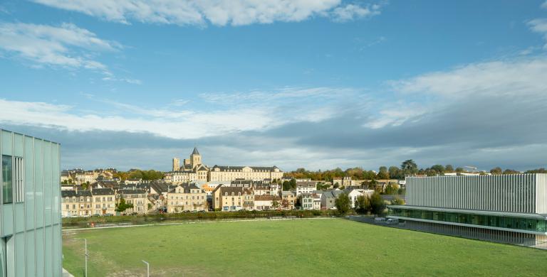 Vue sud-ouest depuis un étage de la bibliothèque Alexis de Tocqueville : le canal et le quartier de Calix en contrebas de l'abbaye aux Dames.