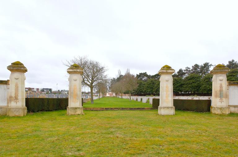 monument aux morts de la guerre de 1914-1918 : Casque couronné