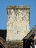 Logement patronal, dit le Manoir, détail : souche de la cheminée avec cadran solaire et date portée 1673.