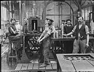 Atelier de fabrication d'obus.- Photographie ancienne, plaque de verre, [1915-1918]. (Collection particulière Jean-Claude Verrier, Pont-d'Ouilly).