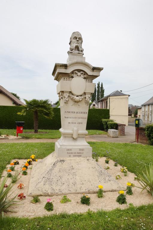 sculpture commémorative à la mémoire de Pouyer-Quertier