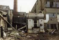 Destruction de la laiterie Tabard, base de la cheminée et chaudière.- Photographie ancienne, s.d., 2e moitié des années 1990. (Collection particulière Boisramey, Audrieu).