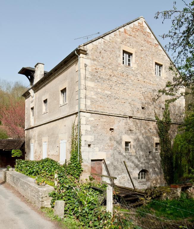 moulin à farine dit le moulin de Clinchamps, puis moulin à huile, actuellement maison