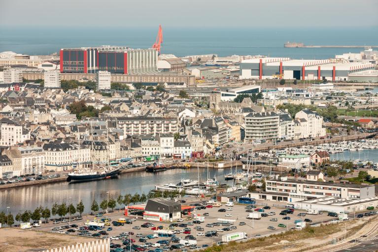 Vue du bassin de commerce, du quartier ancien et l'arsenal.