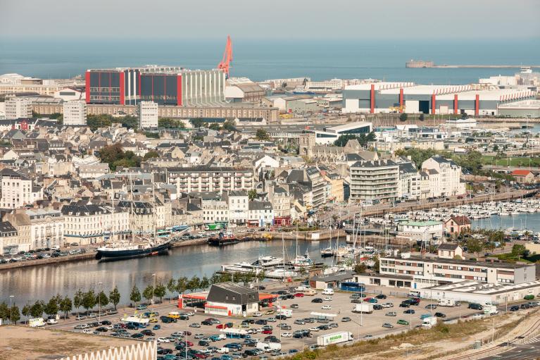 Vue du bassin de commerce, du quartier ancien et l'arsenal.