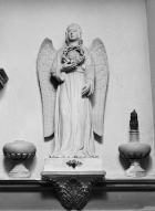 2 statues (en pendant) : anges portant les instruments de la Passion