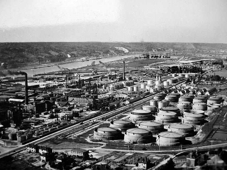 raffinerie de pétrole de la Société Maritime des Pétroles, puis Société des Pétroles Jupiter, puis Shell, puis Pétroplus
