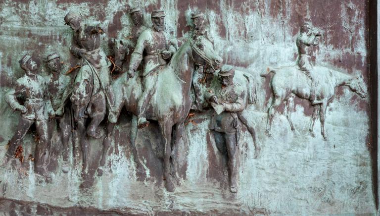 Monument aux Enfants du Calvados tués à l'ennemi en 1870-1871 : ensemble des trois bas-reliefs sauvegardés.