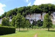 carrière d'extraction de blocs calcaire à la falaise pour l'endiguement de la Seine, puis entreprise d'extraction Morineau et dépôt d'explosifs
