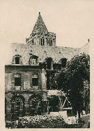 Aile ouest du cloître ruinée par les bombardements de 1944.- Photographie, tirage argentique, Art-Photo, 1944. (Archives municipales de Caen, 8 Fi 2).