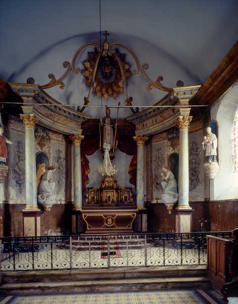 ensemble du maître-autel : autel, tabernacle, exposition, baldaquin, peinture murale, 5 statues