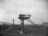 Construction d'une tour de stockage du minerai cru.- Photographie ancienne, contact de plaque de verre 18x24, vers 1920. (Archives privées Société des Mines de Soumont).