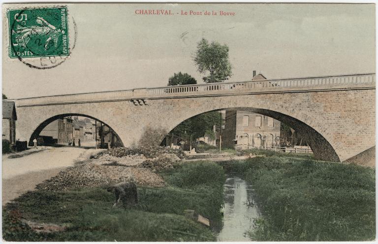 Charleval - Le pont de la Bove.- Carte postale, vers 1910 (Collection particulière).