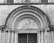 tympan : saint Aubin délivrant Ethéra