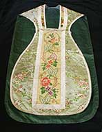 ensemble d'une chasuble, d'un corporal, d'une étole et d'un manipule