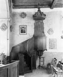 ensemble d'une chaire à prêcher et des stalles