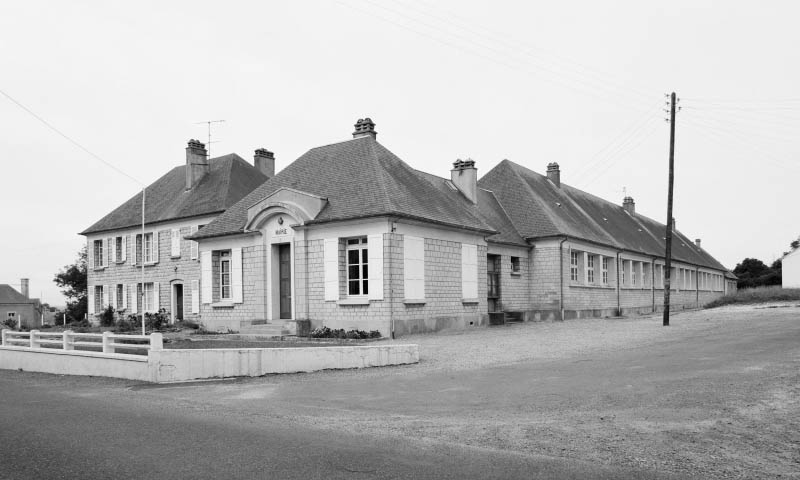 mairie, école primaire, salle des fêtes, bains douches (école mixte)