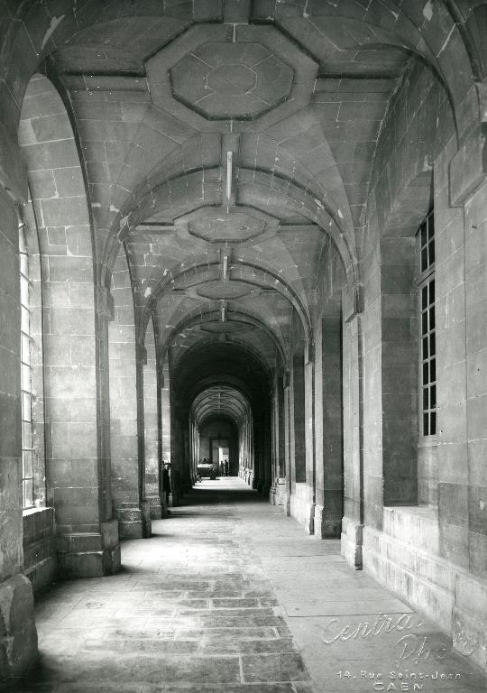 bâtiment conventuel de l'abbaye de la Trinité dite abbaye aux Dames, actuellement hôtel de région