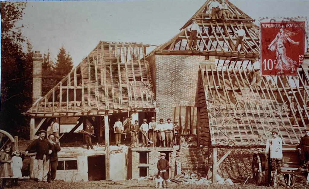 Briqueterie du bourg de Longny exploitée par Paul Barville, probablement en cours de démontage, vers 1914 (carte postale, coll. part.).