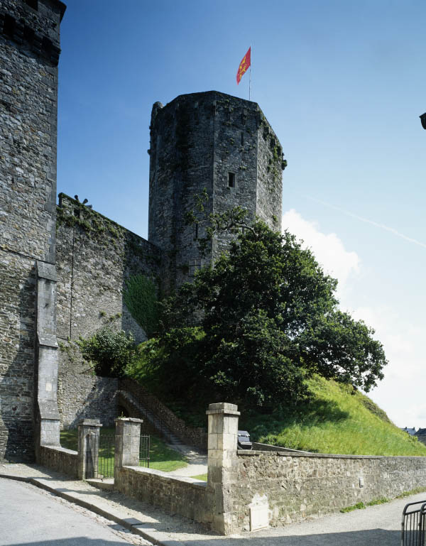 château fort dit Le Vieux Château, actuellement restaurant, hôtel de voyageurs