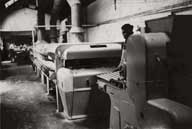 Tunnel de cuisson.- Photographie ancienne, sur papier photographique Velox, s.d., années 1950, 8,7 x 6 cm. (Collection particulière Vinchon).