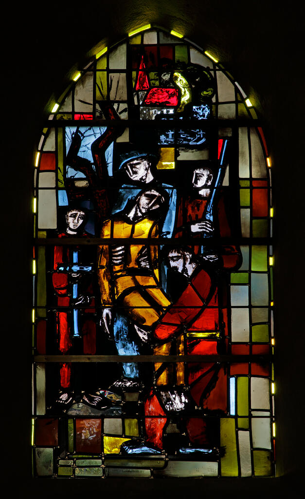 Verrière historiée et commémorative de la guerre de 1914-1918 : Inhumation sur le front (baie 7)