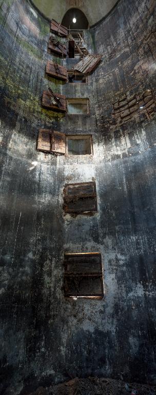 Intérieur du silo : vue des trappes d'accès.