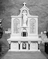 ensemble de l'autel secondaire du Sacré-Coeur, monument commémoratif des morts de la guerre de 1914-1918 : autel, tabernacle, retable, statue