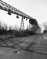 Carreau de Soumont : convoyeur à minerai et fours à griller, vue prise de l'ouest.- Photographie ancienne, 1981.