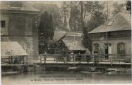 Le moulin [du Chapitre et sa roue hydraulique (à droite) reconverti en atelier Bois].- Carte postale, Ed. Cahagne, Douville-sur-Andelle, vers 1910 (Collection particulière).