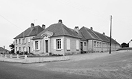 mairie, école primaire, salle des fêtes, bains douches (école mixte)