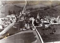 Vue aérienne du bourg.- Photographie, vers 1970.