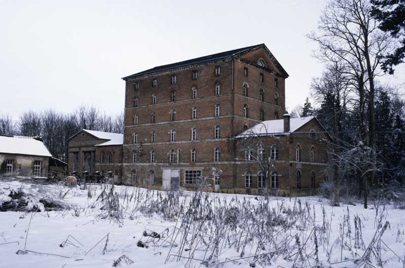 moulin à blé et filature de lin, puis filature de lin, puis laiterie industrielle, puis chocolaterie, actuellement cidrerie distillerie