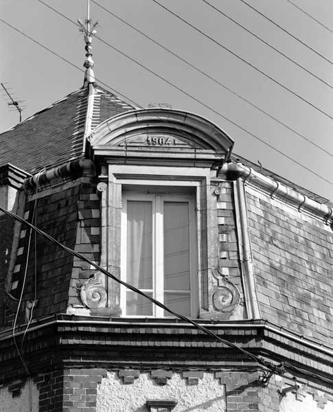 Saint-Pierre-sur-Dives, 41, 43 boulevard Collas. Fromagerie industrielle, bureaux : fenêtre et date portée : 1904.