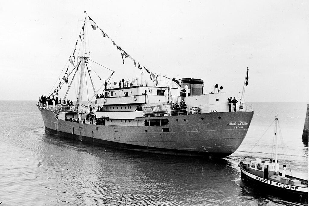 bateau de pêche : chalutier (grande pêche) dit LOUIS LEGASSE, puis DOLPHIN II, puis DELPHINI II, puis INDIKOS, puis KALYPSO