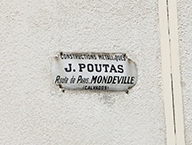 Atelier de réparation, détail de la plaque du constructeur "Constructions métalliques, J. Poutas, route de Paris, Mondeville (Calvados)".